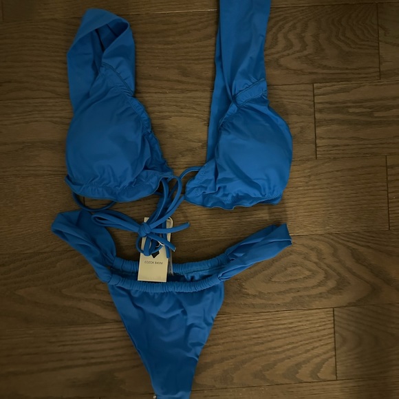 Beautiful new blue bikini - Picture 2 of 3